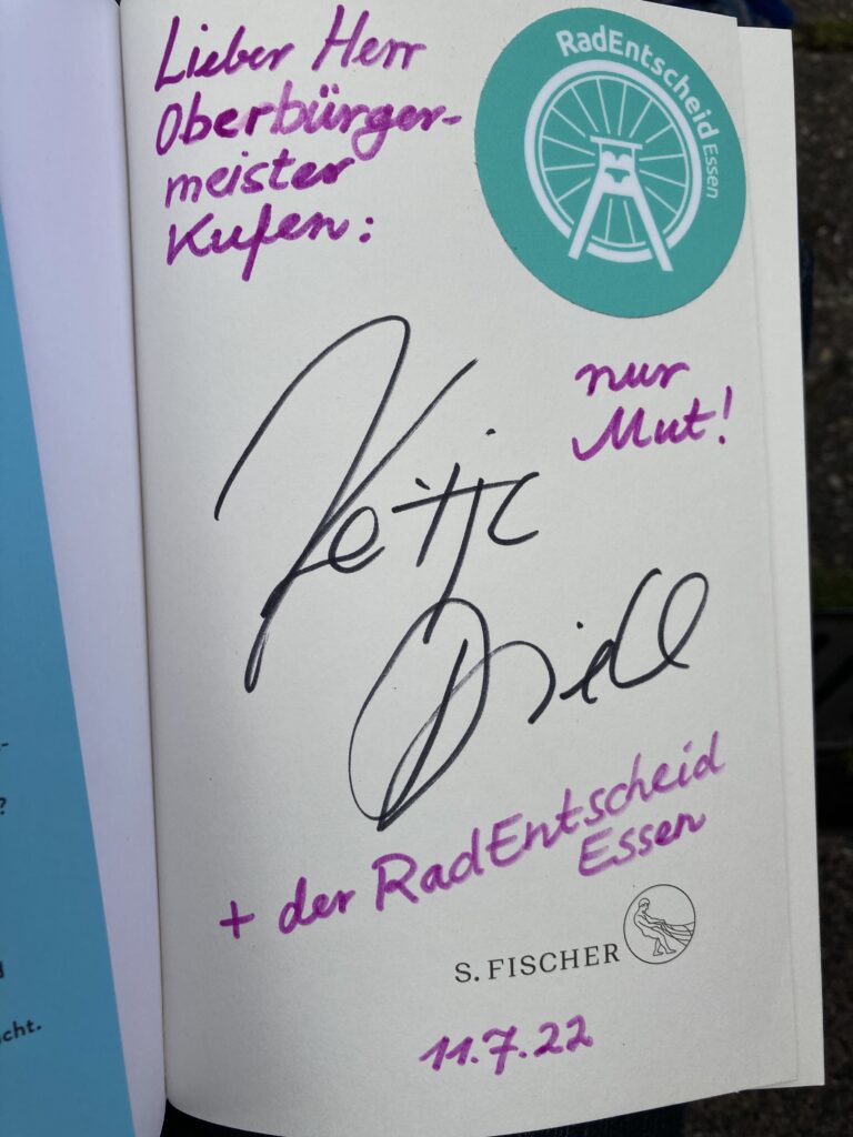 REE übergibt dem OB Katja Diehls Buch „Autokorrektur“