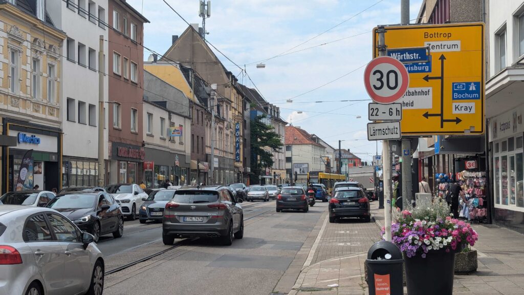 Die Steeler Straße in Essen mit einem Tempo 30 Schild und dem Zusatzschild "Lärmschutz".