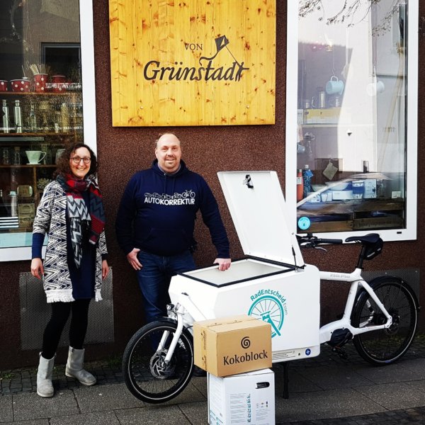 Joerg und "Von Grünstadt" Inhaberin Helena Mohr zusammen mit DesiREE vor dem Geschäft